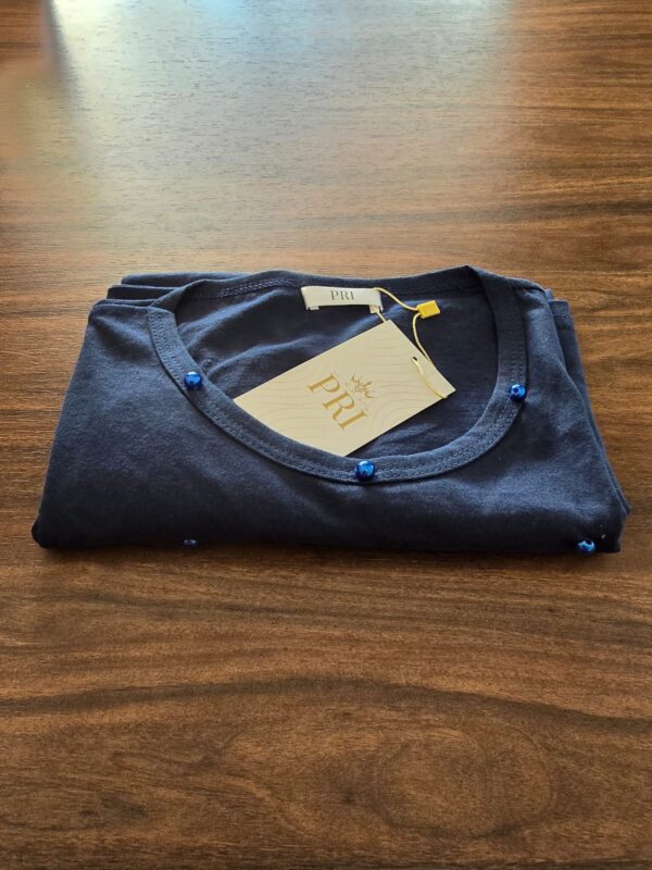 Camisa básica azul marinho customizada com pérolas azuis