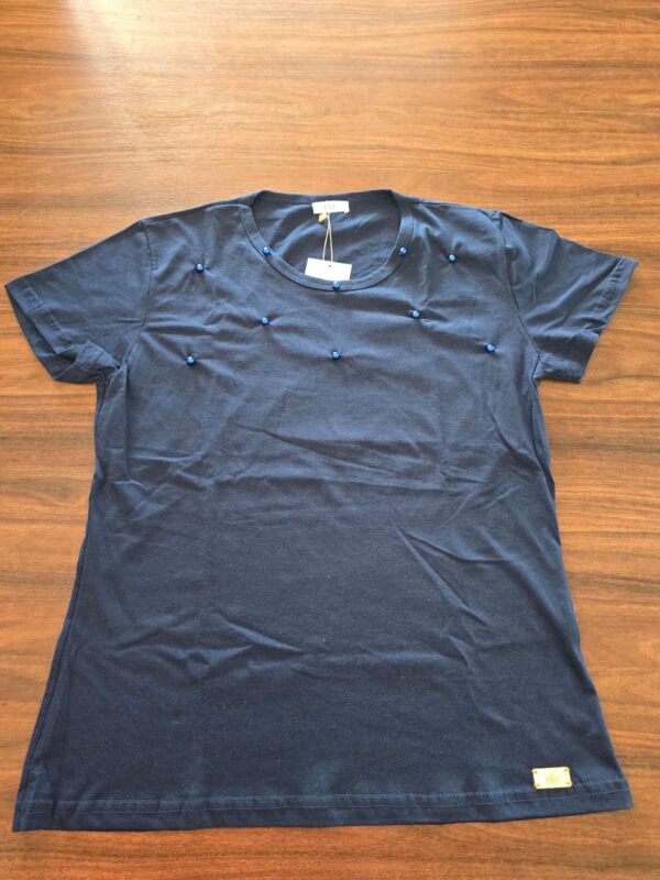 Camisa básica azul marinho customizada com pérolas azuis - Imagem 2