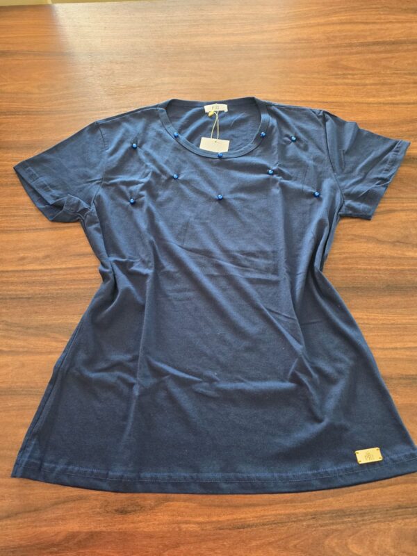 Camisa básica azul marinho customizada com pérolas azuis - Imagem 3