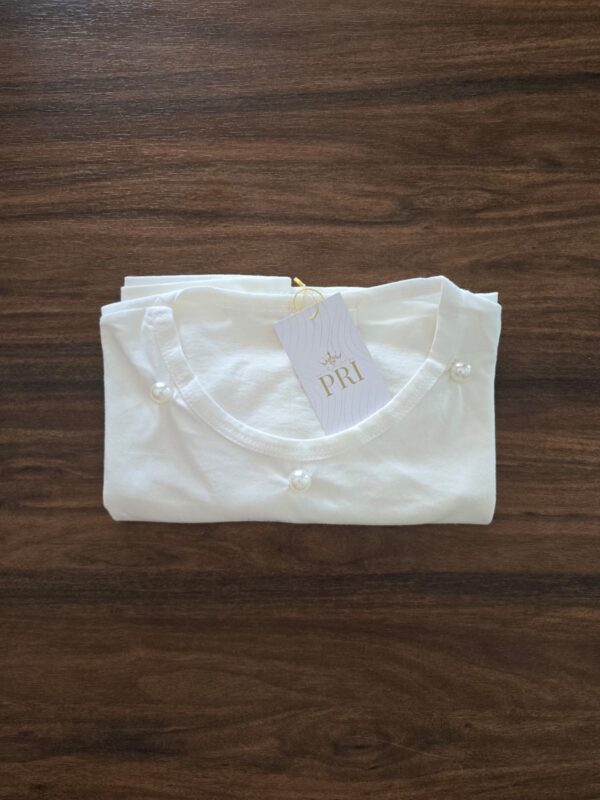 Camisa básica branca customizada com pérolas brancas