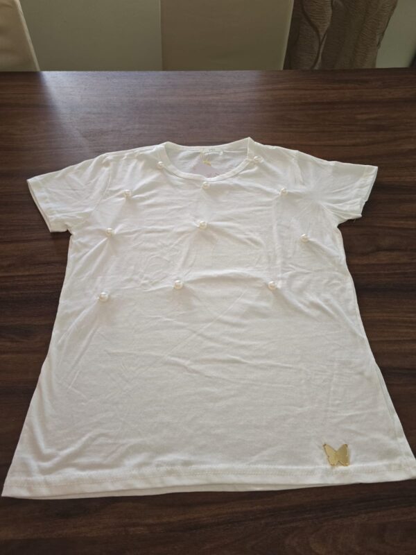 Camisa básica branca customizada com pérolas brancas - Imagem 2