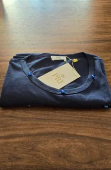 Camisa básica azul marinho customizada com pérolas azuis
